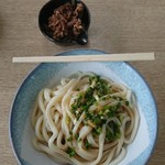 吉本食品 - ぶっかけうどん(冷･大)と、牛肉しぐれ皿