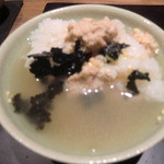 神楽坂 石かわ - 新米に鯛の身と海苔、あられをのせて出汁をかけました