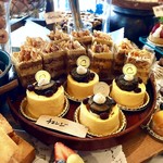 チムニー - ルース（カリカリのビスキュイ・ルースにプラリネ入りのクリームのケーキ）、チェンジ