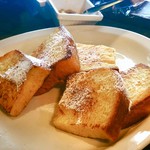 チムニー - 焼きたてのフレンチトーストが登場。生クリームを添えて