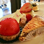 チムニー - ２皿目＠りんごのムース、いちごのシブースト、エンガティーナ