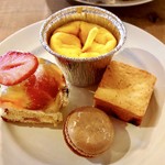 チムニー - ６皿目＠フルーツゼリーのリングケーキ、パンプキンスフレチーズケーキ、パイナップルケーキ、マカロン