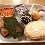 チムニー - １１皿目＠明太子ラスク、トリュフチョコ、スティックチョコ、シューケット、ナッツチョコ、パウンドケーキ2種、ダックワーズ