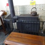 蕎麦処 若佐 - 入口にある薪ストーブ