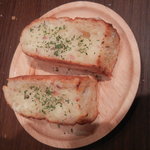 西天満バル - ガーリックトースト￥２５０