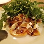 ヴェロニカ ペルシカ - 柿と蕪、クルミとルッコラとセルヴァチカのサラダ