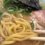 ラーメン山岡家 - しょうゆラーメン 麺アップで。