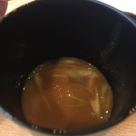 鮨し人 - 味噌汁(魚のアラと海老の殻で12時間煮込んだ)