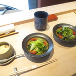 鮨処とうげ - ２人のサラダとしめじの茶碗蒸し【２０１８年１２月】
