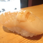 鮨処とうげ - １日８食限定・店主のこだわりランチ　１８００円（税込）の握り・生帆立のアップ【２０１８年１２月】