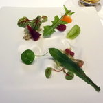 鶏白レバーのムース、赤ビーツのコンソメジュレ、ブラックペッパーのテュイル（ムースのせ前）