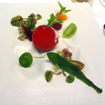 エディション・コウジ シモムラ - 鶏白レバーのムース、赤ビーツのコンソメジュレ、ブラックペッパーのテュイル