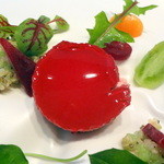 エディション・コウジ シモムラ - 鶏白レバーのムース、赤ビーツのコンソメジュレ、ブラックペッパーのテュイル