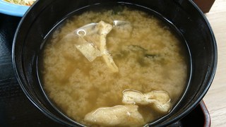 Matsuya - 松屋 本蓮沼店 プレミアムおろしポン酢牛めしに付く揚げと若芽の味噌汁