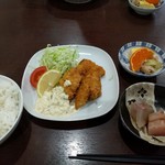 旬鮮酒場 満天や - あじフライと刺身定食800円