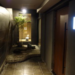 日本料理 晴山 - 地下1階入口付近
