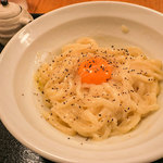 ヨメは「温玉カルボナーラ風うどん」（580円）。