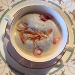 オテル・ドゥ・ミクニ - 小平産里芋スープ。ふわっふわミルキー。もちもちで滑らか。イカの食感と桜えびの香ばしさがアクセント。底のほうに渦巻く竹墨ペーストは色以外の役割もありそうで興味深い。