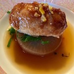 オテル・ドゥ・ミクニ - 皮が香ばしく仕上げられた山梨産信玄鶏もも肉で柚味噌風味の鶏レバーのふわふわが巻かれています。しっかり味のしみた洋風ふろふき大根（八王子産）のざぶとんに鎮座。ポトフのような軽いソース。