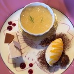 オテル・ドゥ・ミクニ - グレープフルーツジュレとブラマンジェ、バナナシャーベット、東京産和栗とカシスのタルト。