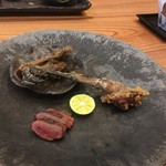 柚木元 - りんご烏三点セットは手羽の煮込み、足の唐揚げ、胸肉の炭焼き（ハシブトガラスです）