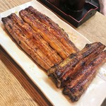 かぶと - 蒲焼き（左：養殖、右：天然）