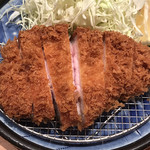 とんかつ檍 - こんがりきつね色で、断面のピンク色が見えます。