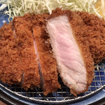 とんかつ檍 - 断面はピンク色で、肉汁が溢れています！！見るからにやわらかそう！