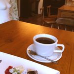 ムジカホールカフェ - 作品展示の様子：2011年10月