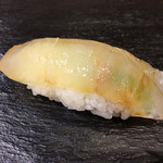 晶 - おまかせ8貫の1貫目 『ヒラメの昆布〆』ですネタの下に芽ネギが入ってます