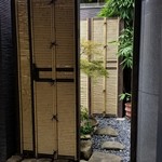 稲庭うどん 鴇 - ～稲庭うどん 鴇～
      入り口横にはせせらぎが