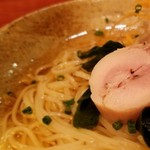 稲庭うどん 鴇 - ～稲庭うどん 鴇～
      期間限定、鶏ハムと塩レモンのさっぱりうどん
      この鶏ハムが絶妙な味付け