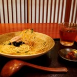 稲庭うどん 鴇 - ～稲庭うどん 鴇～
      期間限定、鶏ハムと塩レモンのさっぱり冷しうどん