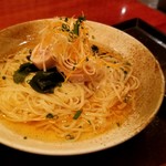稲庭うどん 鴇 - ～稲庭うどん 鴇～
      期間限定、鶏ハムと塩レモンのさっぱり冷しうどん
      さっぱりとした美味しいスープたっぷり