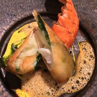 レストラン ヒロミチ - 魚料理：オマールと豆苗のパートブリック包み  青パパイヤ敷き ターメリックとヨーグルトのピュレ