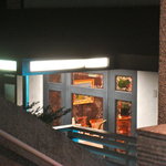 階段を下りて地下一階にエントランスがあります