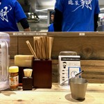 麺屋 翔 みなと - カウンター風景。