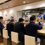 麺屋 翔 みなと - カウンターが横一列に並びます。