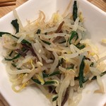 かつぎや - もやしとニラのナムルです　木耳が入っていて食感が上がっていますね　はりはりした感じです