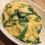 かつぎや - 火入れ加減が絶妙のふんわりニラ玉　見るからにふんわりしてます　白いご飯くれと言いたくなる優しい塩味です