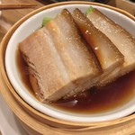 かつぎや - 蓋を開けるとトロットロの角煮がお出ましになります　ちょっと辛子を乗せていただくと美味しくて泣きます