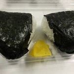 ファミリーマート - おにぎり2つと、沢庵ちょっぴり