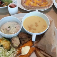 ライブキッチン COOKA - ランチで利用しました。ピザは注文後テーブルまで持ってきてくださいます。