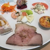 ライブキッチン COOKA - ランチにて利用しました。手前のローストポークはシェフが切り分けてくださいました。