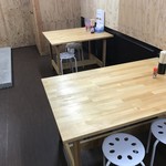 ブタヤロウそば - 店内テーブル席