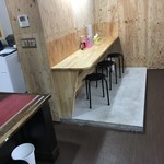 ブタヤロウそば - 店内カウンター席