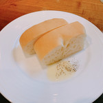 ワイン食堂 フレール - お通しのフォカッチャ