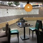 四川料理 ラーメィズ - 店内左手道路側は、お庭が見えます