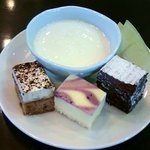Sumika No Yado - デザートは、ミニケーキとヨーグルト、フルーツ