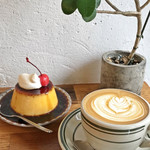 オールシーズンズ コーヒー - classic pudding（600円）/ カフェラテ・レギュラー（490円）